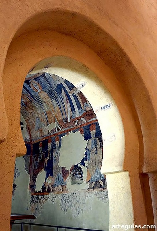 Altomedieval's tweet photo. SAN MIGUEL DE GORMAZ
Mozárabe - Siglo X – Soria
https://t.co/z4WtsXbyjs

Ermita del siglo XII aunque con elementos visigodos como una pila bautismal y un arco de herradura, se han descubierto 186 m de pinturas murales  de la misma escuela que las de San Baudelio de Berlanga. https://t.co/DF9ci9mlAA