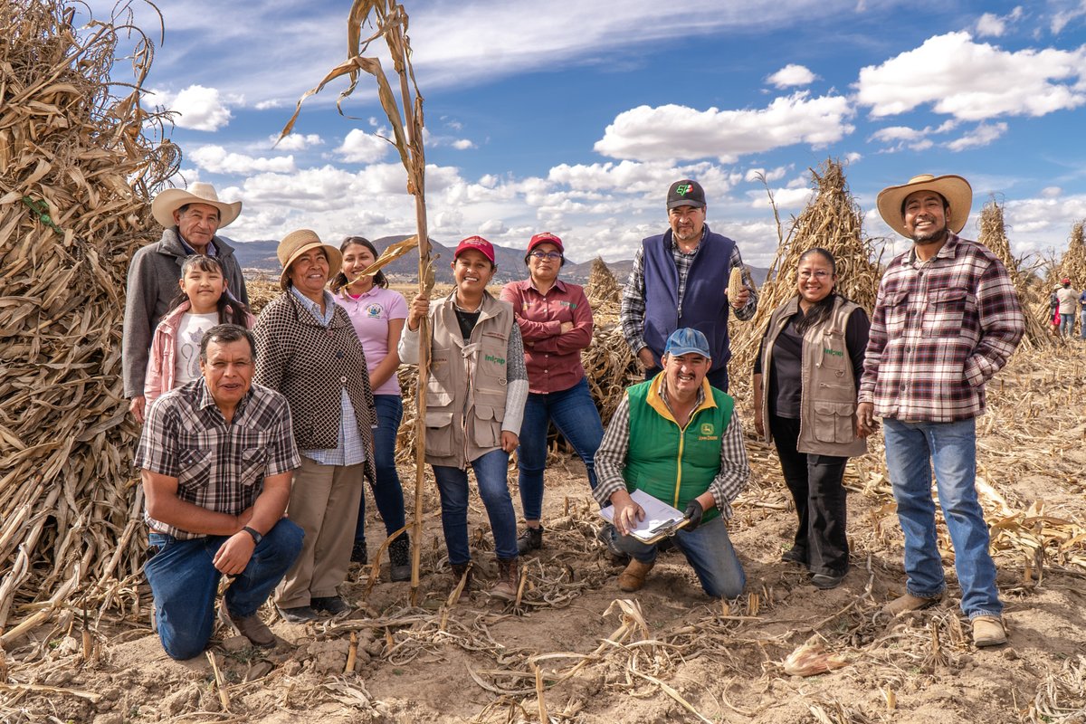 columbalopezg's tweet photo. El campo mexicano avanza con una nueva generación comprometida con la agroecología y la soberanía alimentaria.

Celebramos la clausura de la Primera Generación del Diplomado en Agroecología y Bioinsumos, resultado del trabajo conjunto entre @Agricultura_mex y @lauammx.

Más que una graduación, este esfuerzo une el conocimiento científico con la experiencia de quienes trabajan la tierra para seguir fortaleciendo una producción más sustentable en nuestro país.

#TransformandoElCampoMexicano

Conocer más: https://t.co/lhPsvrcIEt