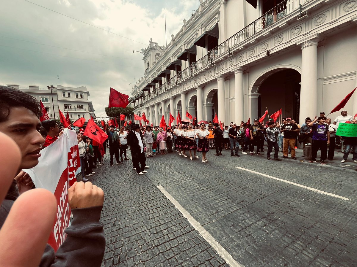 AntorchaXalapa1's tweet photo. #EnEstosMomentos integrantes del Movimiento Antorchista provenientes de distintos municipios se dan cita en Plaza Lerdo para hacer entrega del pliego petitorio popular, en el que se plantean las necesidades más urgentes de cientos de familias veracruzanas. https://t.co/q6YjQl0n5l