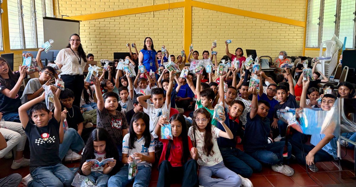 TSCHonduras's tweet photo. La jornada forma parte del programa “Rescatando Valores”, que impulsa el TSC reafirmando el compromiso de inculcar valores en la niñez hondureña, formando nuevas generaciones íntegras, responsables y comprometidas con la transparencia del país.📚 https://t.co/vgvKW06vSa