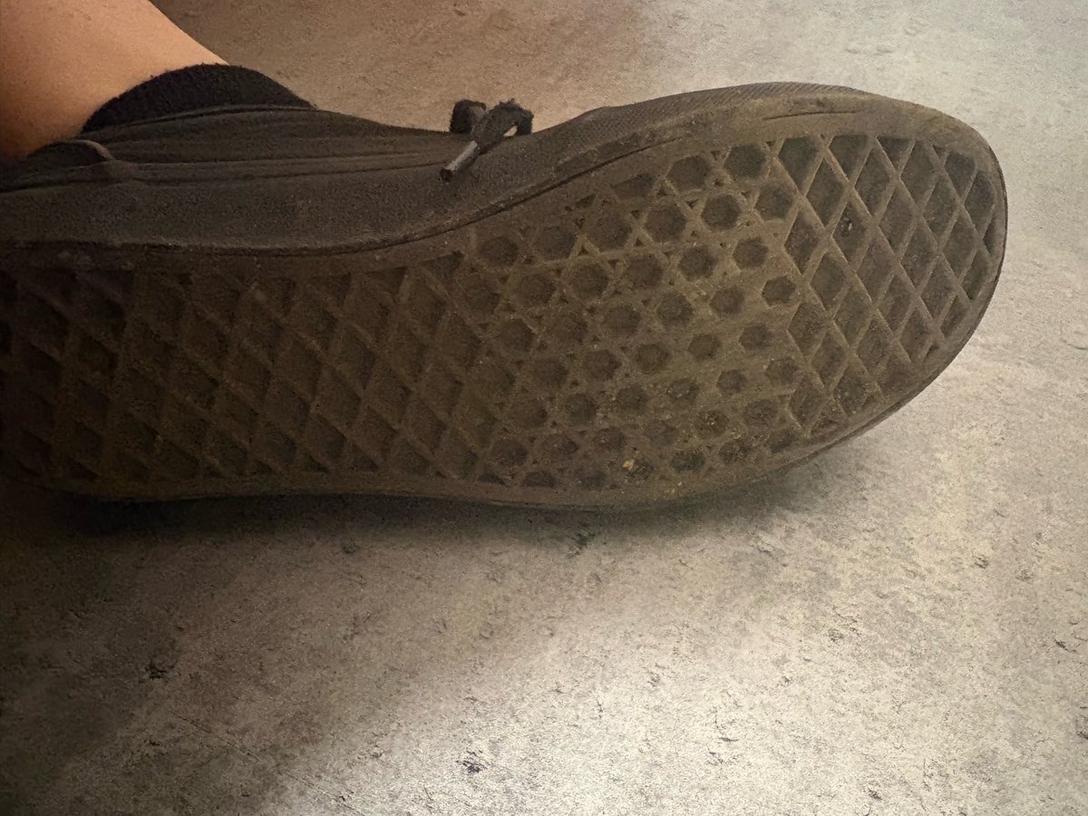 miyaubun's tweet photo. Czekaj… te buty mają dziś swoją historię. Trochę brudu, trochę zapachu i dużo wyobraźni. 👣
Noszone cały dzień. Może chciałbyś być bliżej niż powinieneś?

Oferta czeka - https://t.co/Fy8HI5juJS

#vans #wornshoes #shoefetish #feetfetish #dirtyshoes #sneakerfetish #usedshoes https://t.co/rkFebJF09Y