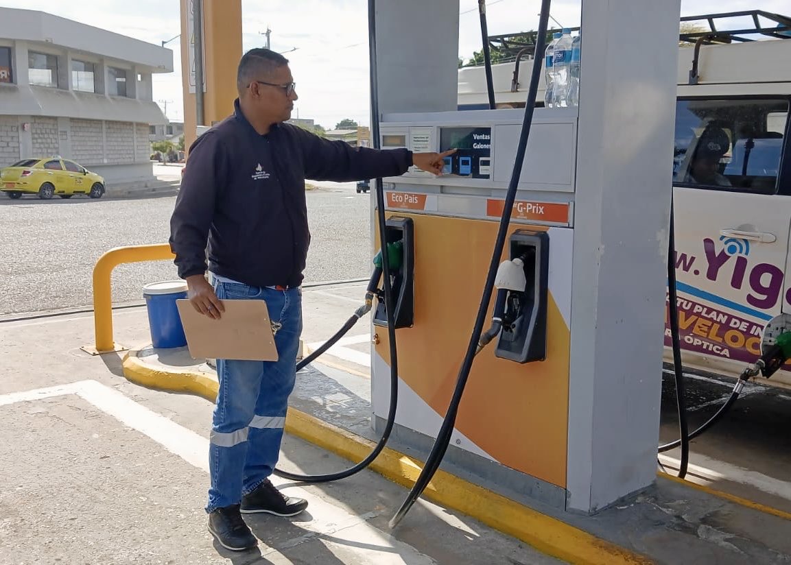 ARCH_Ec's tweet photo. ✅ #ARCHControla

A nivel nacional ejecutamos operativos en estaciones de servicio a fin de verificar el abastecimiento y el despacho de combustibles ⛽️

Además en las estaciones de servicio inspeccionadas  se verificó el despacho continuo y disponibilidad de producto 🇪🇨 https://t.co/uXVPxTOp1x