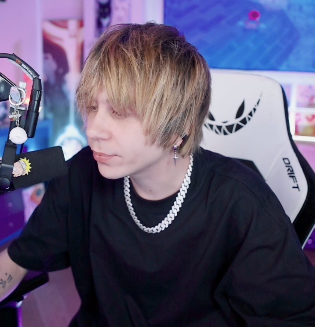 prayingforubius's tweet photo. la verdad me gustó el nuevo pelo de rubius kajhs muy 2000 vibes https://t.co/IbJa89LGdL