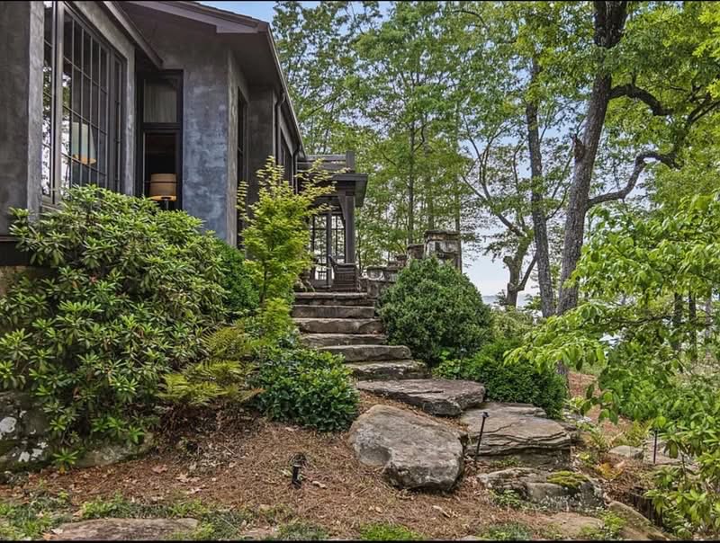 SpitzNor's tweet photo. Experience the epitome of elegance in this bespoke retreat home in Lookout Mountain, Georgia. 
Architecture - Spitzmiller &amp; Norris
Interiors - @revivalinteriors
Landscape - @richardanderson_la
Construction - @grahamvannoyconstruction https://t.co/O51Q2bth87