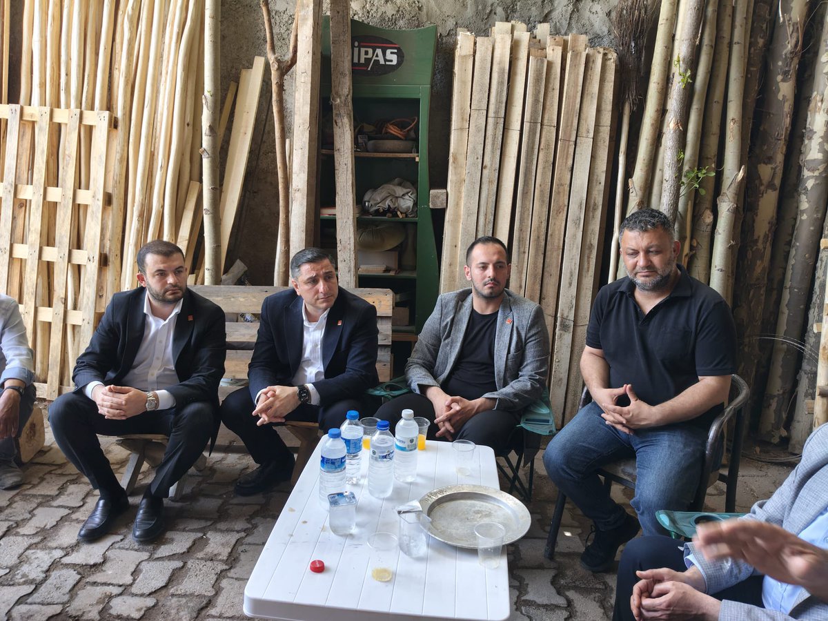 avmehmetkilic63's tweet photo. İl Başkanımız Sn. Ferhat Karadağ, İl yöneticilerimiz ve İl Gençlik Kolları Başkanımızla birlikte;
Keresteciler ve Hızarcılar Odası yönetim kurulu üyeleri ile kıymetli esnaflarımızla bir araya gelerek sektörün sorunlarını ve taleplerini dinledik.
Esnafımızın dile getirdiği başlıca sorunlar şunlardır:

• Yer tahsis problemi nedeniyle birçok esnafımız mağduriyet yaşamaktadır.
• Belediyenin çöp toplama hizmetlerinde yetersiz kalması, bölgede ciddi çevre ve görüntü kirliliğine neden olmaktadır.
• Tonajlı araçlar ve forkliftlerin yoğun kullanımı nedeniyle yollar büyük zarar görmekte, ancak yıllardır kalıcı ve kapsamlı bir yol çalışması yapılmamaktadır.
• Elektrikle çalışan makinalarla üretim yapan esnafımız, sık yaşanan elektrik kesintileri nedeniyle iş yapamaz hale gelmektedir.

Esnafımızın üretmeye, istihdam sağlamaya ve ekonomiye katkı sunmaya devam edebilmesi için bu sorunların bir an önce çözülmesi gerekmektedir.
Esnaflarımızın Taleplerinin takipçisi olmaya devam edeceğiz.
İlgi ve alakalarından dolayı, Keresteciler ve Hızarcılar Odası Yönetim Kurulu Üyesi Sait Dilekçi’ye ve tüm esnaflarımıza teşekkür ediyoruz.

@herkesicinCHP @karadagferhatt @uveysizol @HaliliyeicinCHP
