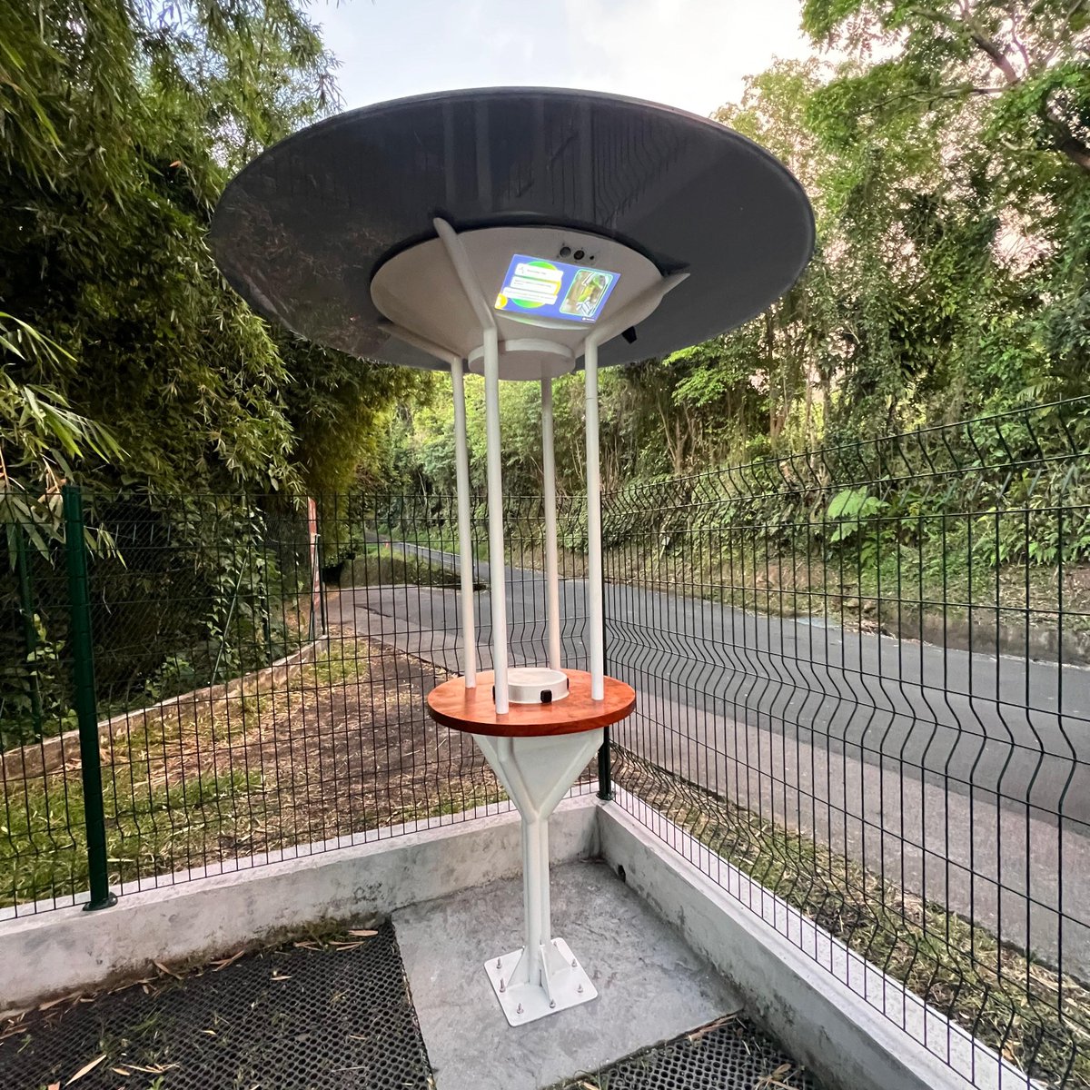 etsol_eng's tweet photo. Ce qu'on a installé à Saint-Claude change ce qu'on pense du mobilier urbain. 🧵 https://t.co/15LqYI7mvZ