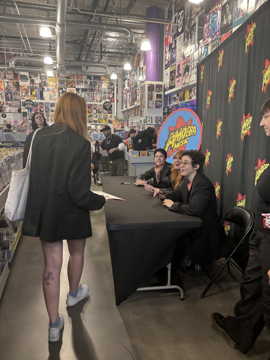 _rayputation's tweet photo. nbd just all three members of muna recognizing me before we’ve even exchanged hellos when katie gavin would go on to say “you’re the icon diva from the fan event” https://t.co/TKofzx6HCl