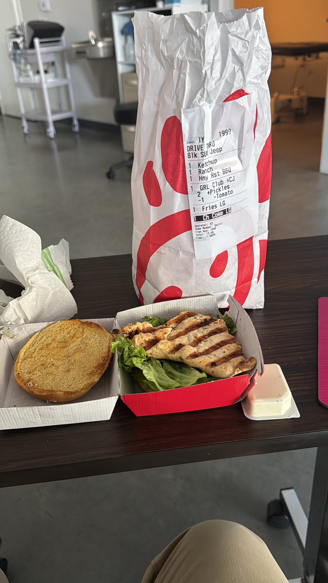 Straight_4ward's tweet photo. @ChickfilA I ordered a grilled chicken club with pepper jack cheese and this is what I got. No bacon, no cheese, no nothing. I called the store and couldn’t get anyone on the phone nor could I leave a voicemail. https://t.co/BILLQrtxuS