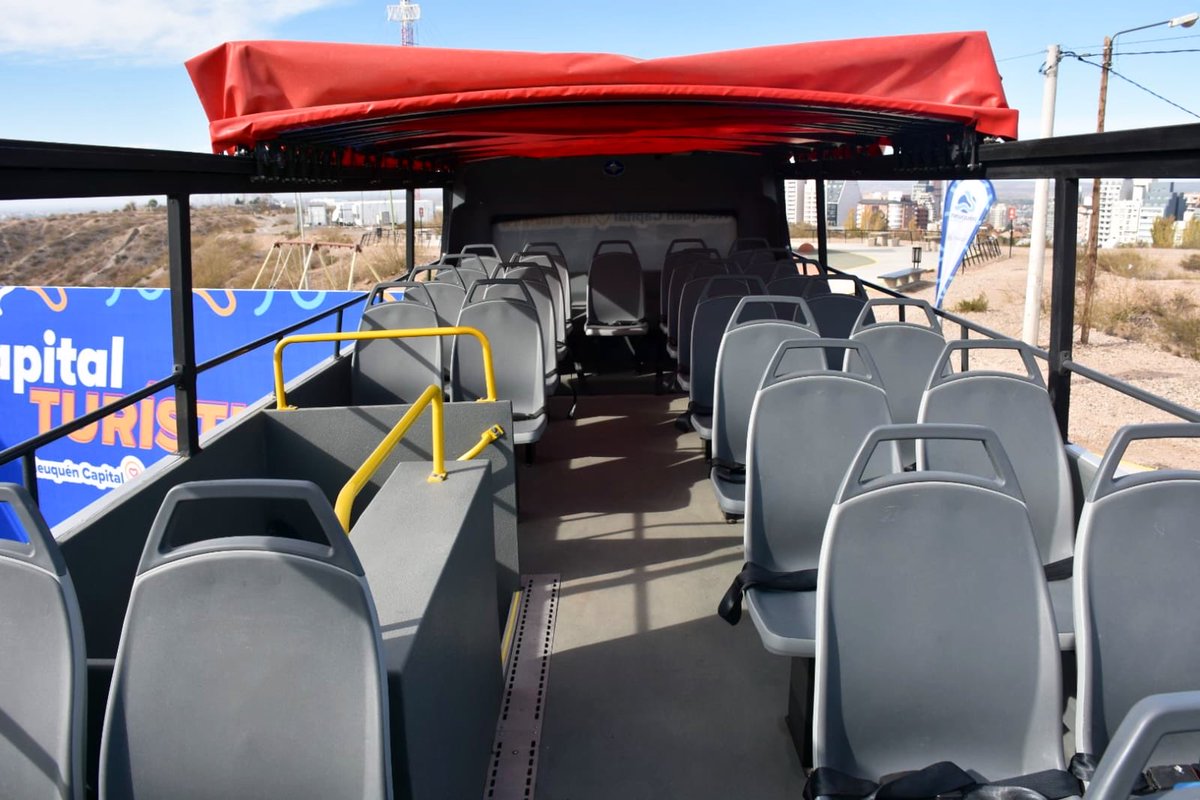 clauargumero's tweet photo. ¡Dos nuevos buses turísticos con equipamiento de última generación ya estan listos para recorrer la ciudad! Junto a @MarianoGaidoOk y @Rolo_Figueroa presentamos estas dos nuevas unidades que se suman a la gran inversión que esta gestión municipal viene realizando en materia de turismo. 

#NequenCapitalMeEnamora💙