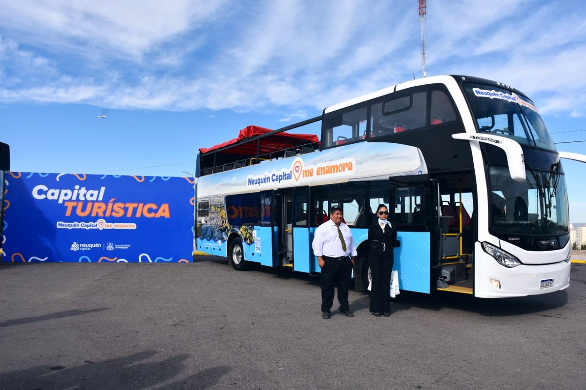clauargumero's tweet photo. ¡Dos nuevos buses turísticos con equipamiento de última generación ya estan listos para recorrer la ciudad! Junto a @MarianoGaidoOk y @Rolo_Figueroa presentamos estas dos nuevas unidades que se suman a la gran inversión que esta gestión municipal viene realizando en materia de turismo. 

#NequenCapitalMeEnamora💙
