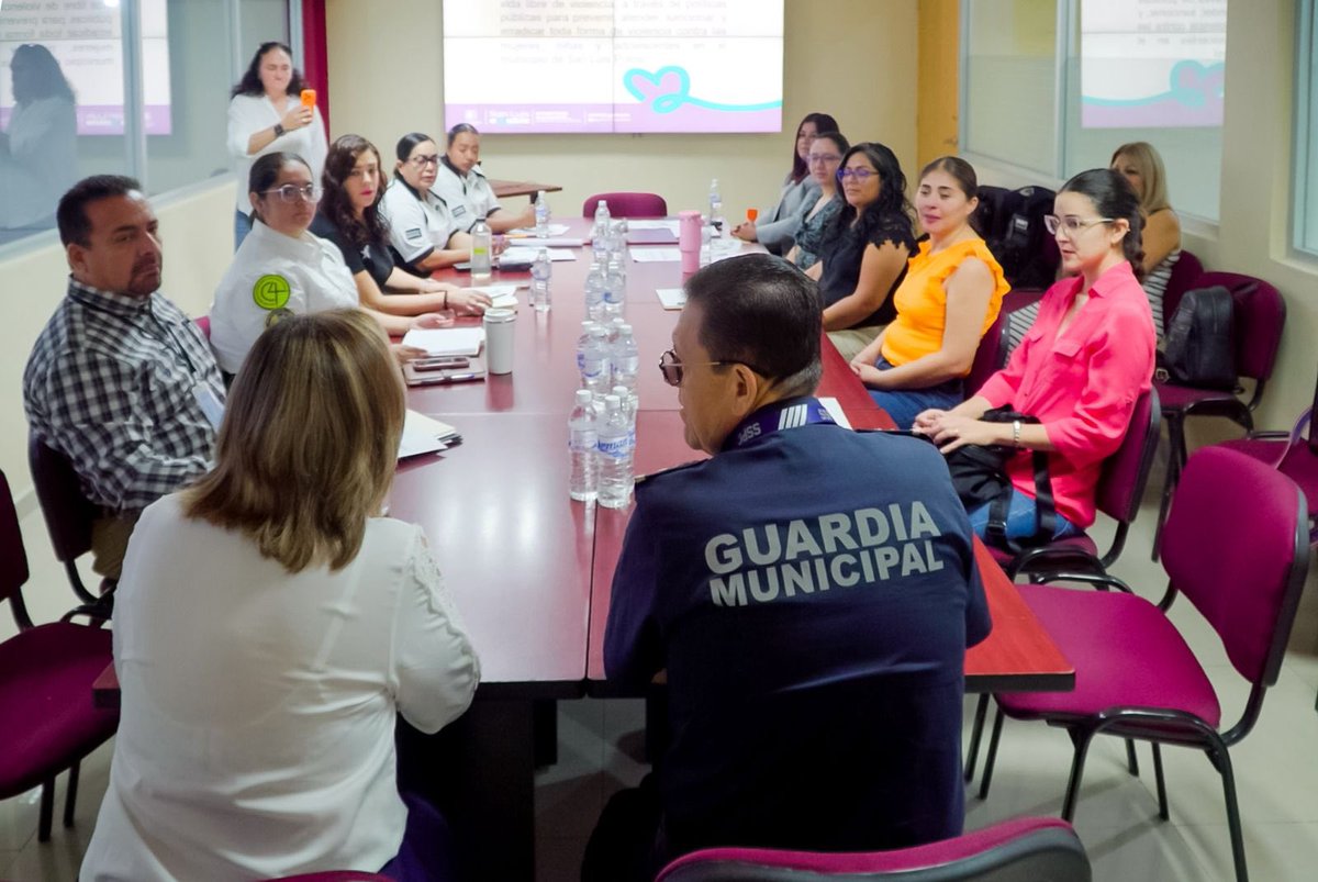 SSPCSLP's tweet photo. 👁️‍🗨️El Secretario de Seguridad y Protección Ciudadana, Comisario @JA_VillaG, encabezó una mesa de trabajo para la construcción del Programa Integral Municipal para prevenir, atender, sancionar y erradicar la violencia contra niñas, adolescentes y mujeres ✔️🛡️🚺🧑‍🧒‍🧒

💯🤝🏼En esta estrategia integral participan de manera transversal la Policía de la Capital, la Instancia de las Mujeres, la Coordinación Municipal de Derechos Humanos, Puerta Violeta y la regidora presidenta de la Comisión de Atención a las Mujeres, fortaleciendo la coordinación institucional en favor de una sociedad más segura, igualitaria y libre de violencia

🟣👍🏻 Con estas acciones, el Gobierno de la Capital reafirma su compromiso de impulsar políticas públicas que protejan, acompañen y generen entornos de paz y bienestar para las mujeres y niñas en la Capital potosina.