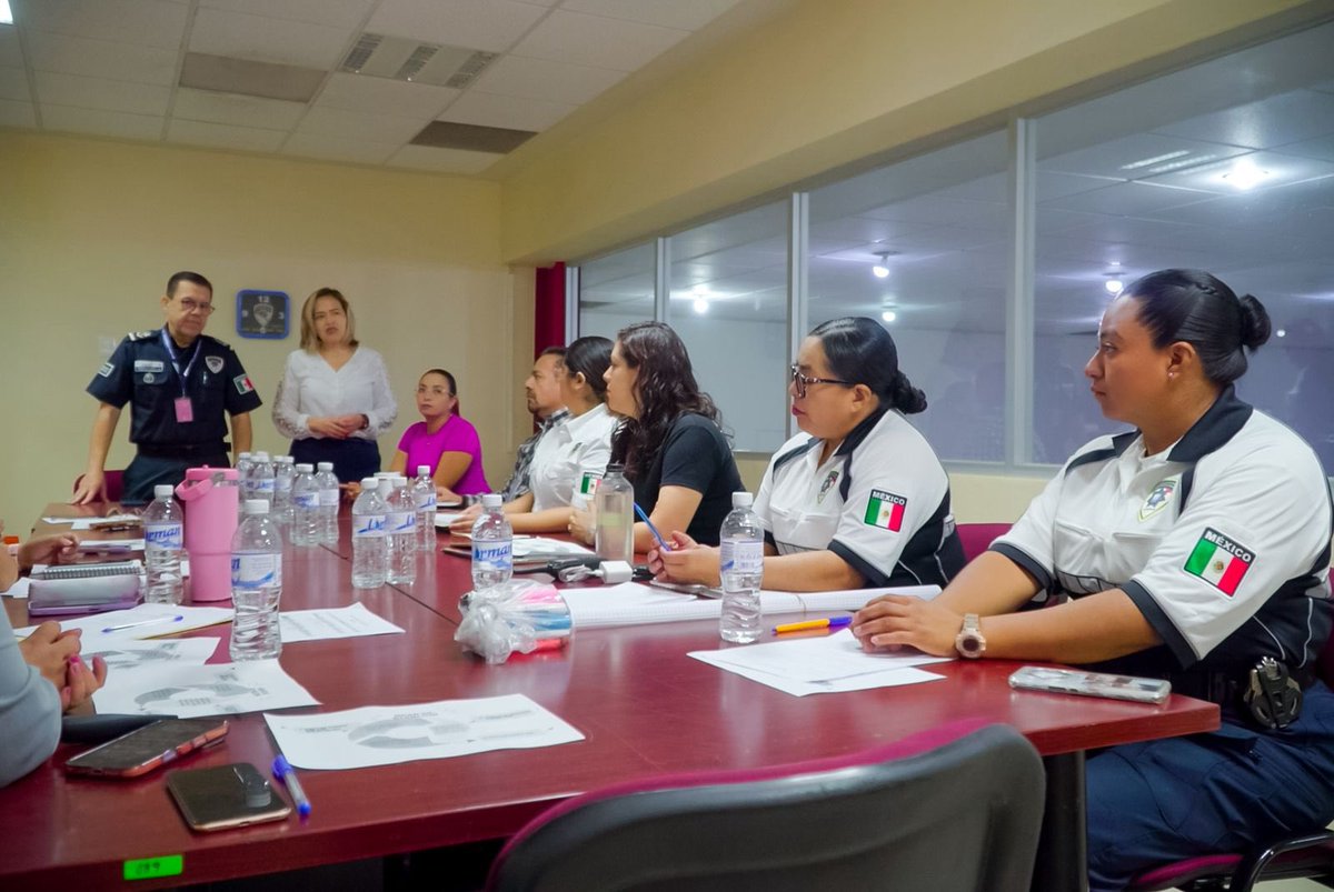 SSPCSLP's tweet photo. 👁️‍🗨️El Secretario de Seguridad y Protección Ciudadana, Comisario @JA_VillaG, encabezó una mesa de trabajo para la construcción del Programa Integral Municipal para prevenir, atender, sancionar y erradicar la violencia contra niñas, adolescentes y mujeres ✔️🛡️🚺🧑‍🧒‍🧒

💯🤝🏼En esta estrategia integral participan de manera transversal la Policía de la Capital, la Instancia de las Mujeres, la Coordinación Municipal de Derechos Humanos, Puerta Violeta y la regidora presidenta de la Comisión de Atención a las Mujeres, fortaleciendo la coordinación institucional en favor de una sociedad más segura, igualitaria y libre de violencia

🟣👍🏻 Con estas acciones, el Gobierno de la Capital reafirma su compromiso de impulsar políticas públicas que protejan, acompañen y generen entornos de paz y bienestar para las mujeres y niñas en la Capital potosina.