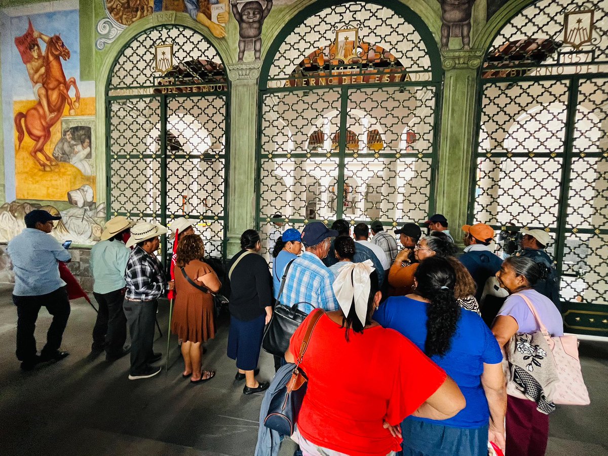 VerAntorcha's tweet photo. #EnEstosMomentos una pequeña comisión se presenta ante las puertas del Palacio de Gobierno con la intención de hacer entrega formal del pliego de peticiones que contiene más de 90 demandas de pueblos y colonias organizas en el Movimiento Antorchista. https://t.co/sUjyBOx6qD