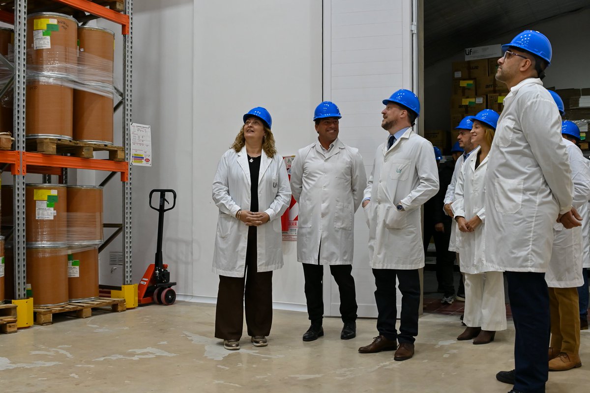 LIFSE_stafe's tweet photo. Junto a la Ministra de Salud @silviaciancio1, evaluamos la planificación productiva del #LIF y recorrimos el nuevo Depósito III. 🏥

Con una inversión de +$225M, fortalecemos nuestra logística para garantizar el acceso a medicamentos gratuitos y de calidad en toda Santa Fe. 🇦🇷 https://t.co/cyajqVh6pR
