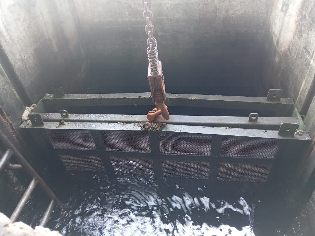 AntillanaSalva's tweet photo. 🤿Los trabajos de Antillana de salvamento continúan...esta vez los Buzos inspeccionan y limpian la poceta del motor # 3 del canal de enfriamiento en la Refineria Ñico Lopez.
#gemar
#MITRANS https://t.co/wMwmKkP5a7