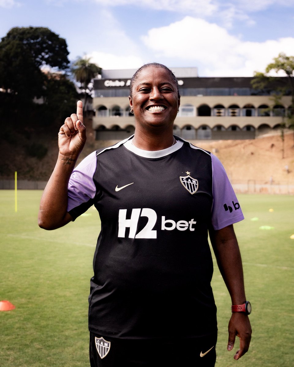 GaloFFeminino's tweet photo. 1️⃣ 𝑨𝑵𝑶 𝑫𝑬 𝑮𝑨𝑳𝑶, 𝑭𝑨𝑩𝑰! 🐔

Treinadora das Vingadoras, Fabi Guedes completa, nesta quarta, um ano no comando da equipe. 

Com o retorno ao Brasileiro A1, conquistado na temporada passada, e um trabalho intenso em 2026, seguimos fortes por nossos objetivos! 🖤🤍 https://t.co/Sayr3HJOxm