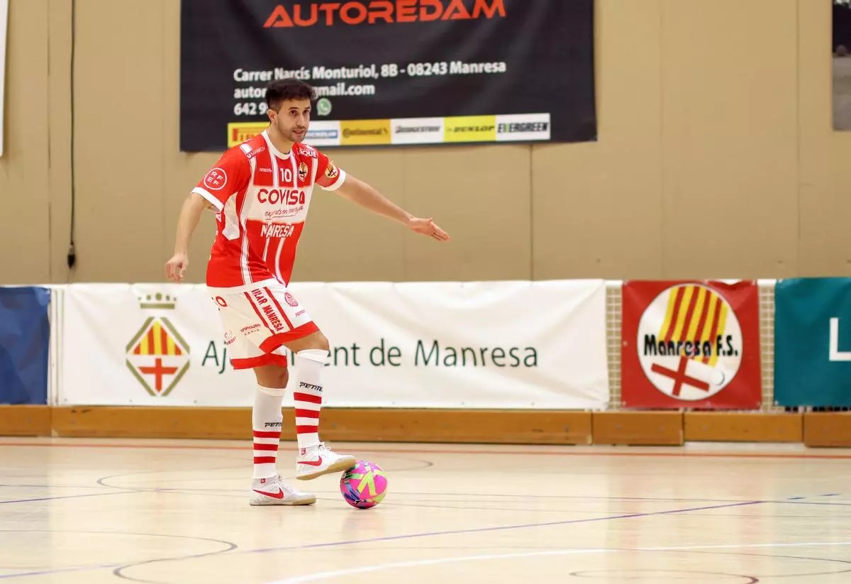 ClubManresaFS's tweet photo. 🔴⚪ Tindrem @A6_asis  per estona: Club i jugador han arribat a un acord per la renovació del seu contracte.

Un any més per seguir ampliant així la llegenda al Pujolet (14 temporades) al club de la seva ciutat per a un jugador que registra unes grans xifres històriques 💥 https://t.co/qRJprcTDxv