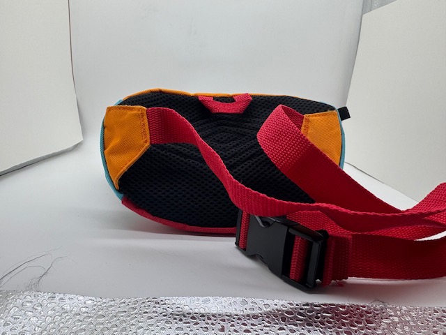WilliamJGraham's tweet photo. Check out Waist Bag/Fanny Pack Umbro Limited Edition https://t.co/lBaEdiTVWq #eBay via @eBay 
The Umbro Limited Edition Waist Bag/Fanny Pack is a stylish and practical accessory for men. Made of durable polyester with a solid multicolor pattern, this small bag features a zip closure and an adjustable nylon strap for a secure fit. The classic design and high-quality materials make it a versatile choice for everyday use, whether for carrying essentials while on the go or adding a trendy touch to an outfit.