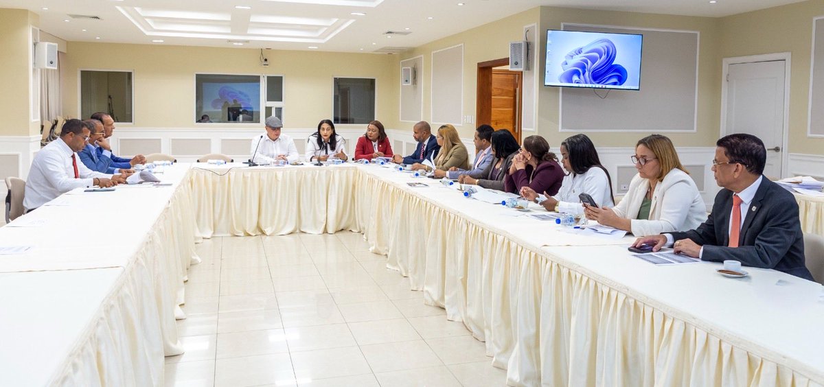 SenadoRD's tweet photo. La Comisión de Hacienda del Senado de la República avanzó este martes en el estudio del proyecto de ley que procura establecer incentivos económicos, educativos y profesionales para los médicos especialistas que ejerzan funciones en la zona fronteriza.💡 https://t.co/aJfgln5jat