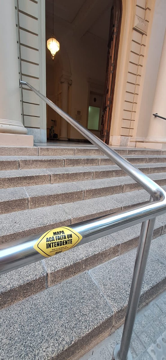 juanyburini's tweet photo. Ayer después de la marcha El Palacio de los Leones apareció con calcomanías, siendo un edificio con un valor histórico inmenso para nuestra ciudad y que se está restaurando con fondos de los rosarinos. Son concejales de la ciudad, no pueden dañar a Rosario!! https://t.co/oixdGf9UN7