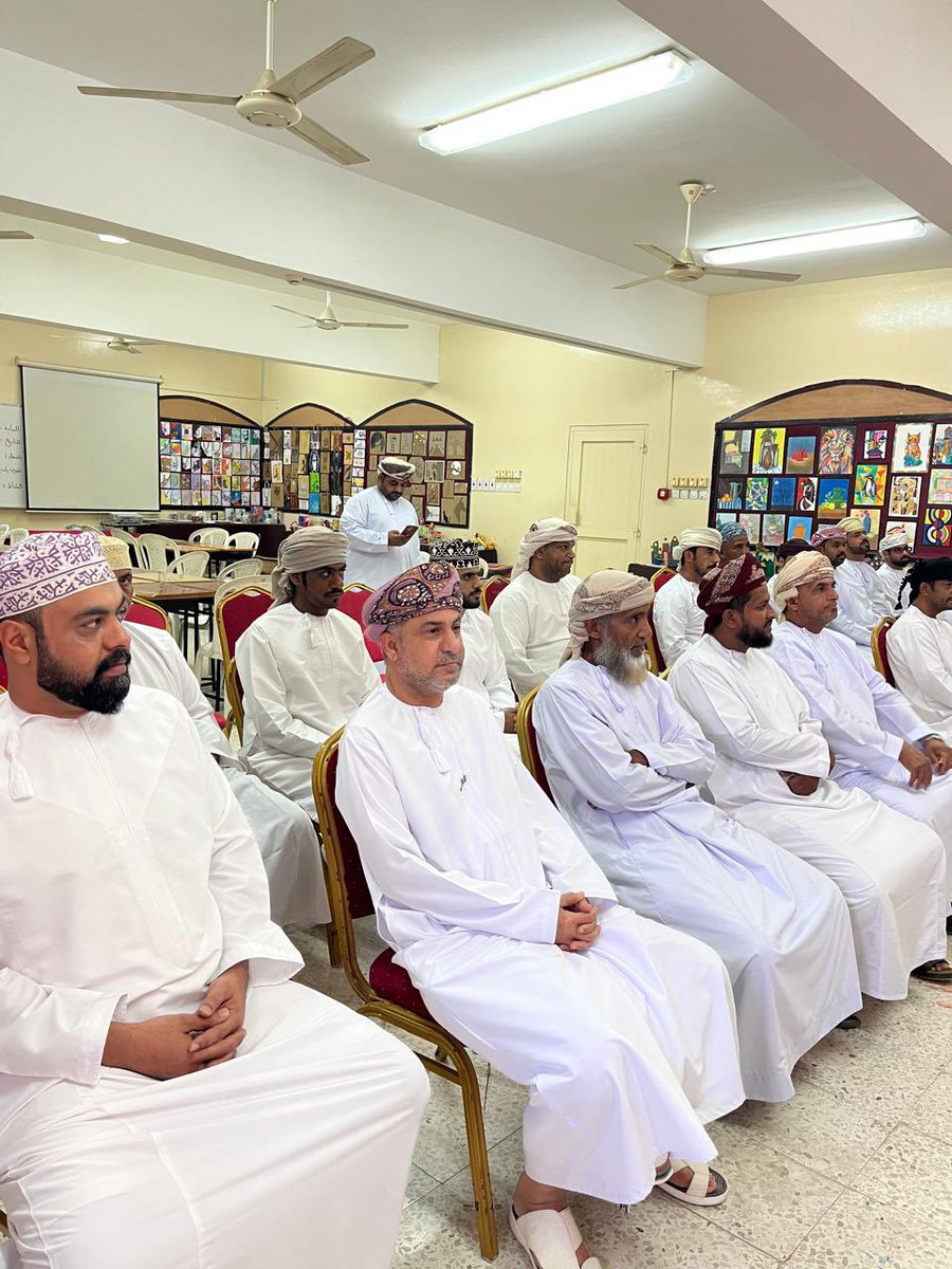 mdrst_yd's tweet photo. تقديرًا للدور البارز الذي قام به السائقون والحراس والعاملين بالمدرسة من مساندين وعمال نظافة  طوال العام الدراسي تم الاحتفاء بهم وتكريمهم تشجيعًا وتحفيزًا لهم لمواصلت العطاء والتفاني والأخلاص .
#فعاليات_تعليمية_شمال_الباطنة 
#تعلم_مستدام https://t.co/seVOSaKE4N