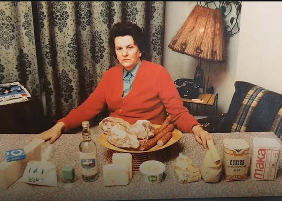 DIDIREDPILL's tweet photo. Na Polônia 🇵🇱 no inicio dos anos 1980 essa era a quantidade de comida permitida para uma família por mês. Entende agora porque os poloneses aboliram e proibiram oficialmente o comunismo no país ❓😳👀 https://t.co/LIfhvHviC4