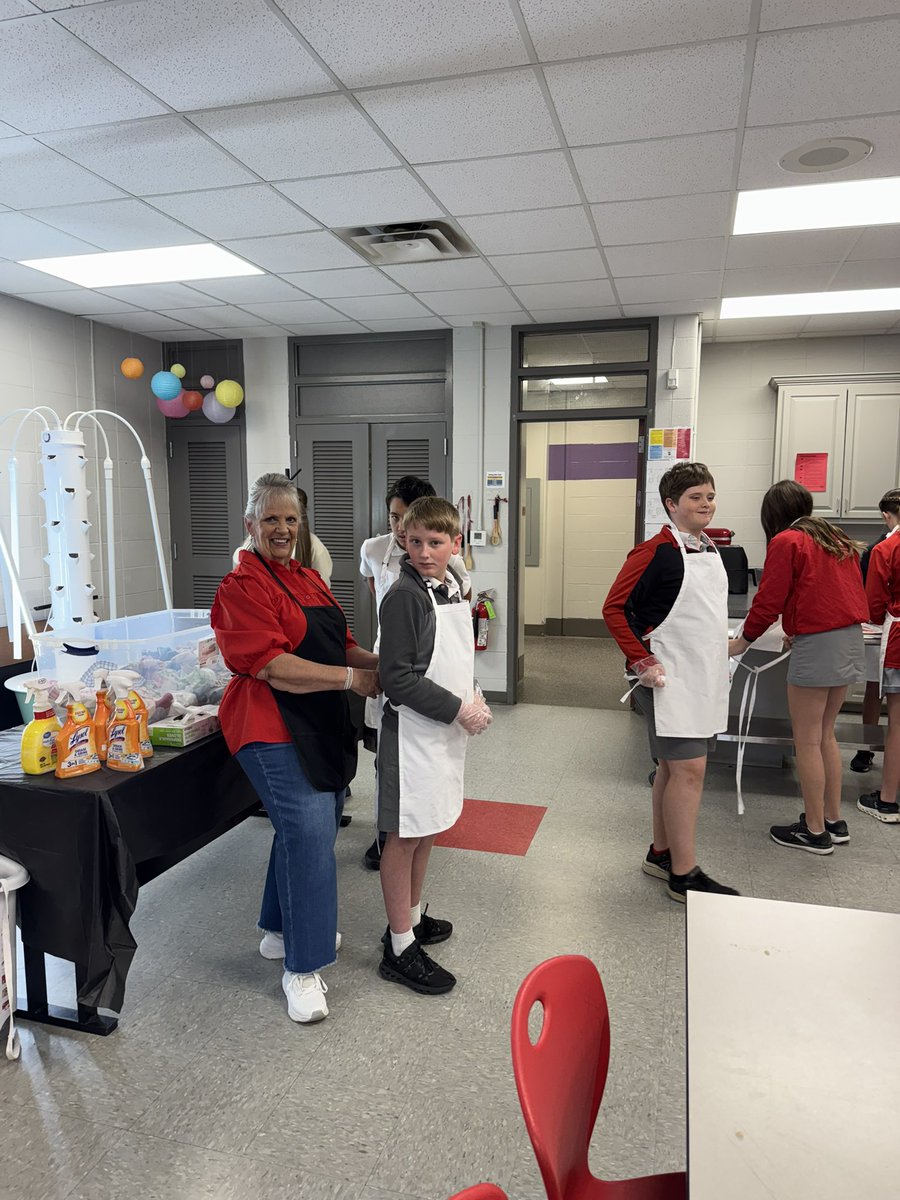 bfinnigan2's tweet photo. Guest Judge today at SMS Iron Chef 👍😎 https://t.co/RwzisvukI6