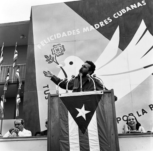 cubadebatecu's tweet photo. Hoy recordamos a nuestro Comandante 💚

Fidel presidió el acto por el Día de las Madres en el Instituto Tecnológico Aeronáutico de Ciudad Libertad, La Habana, el 13 de mayo de 1962. https://t.co/7W6fhZ00P0