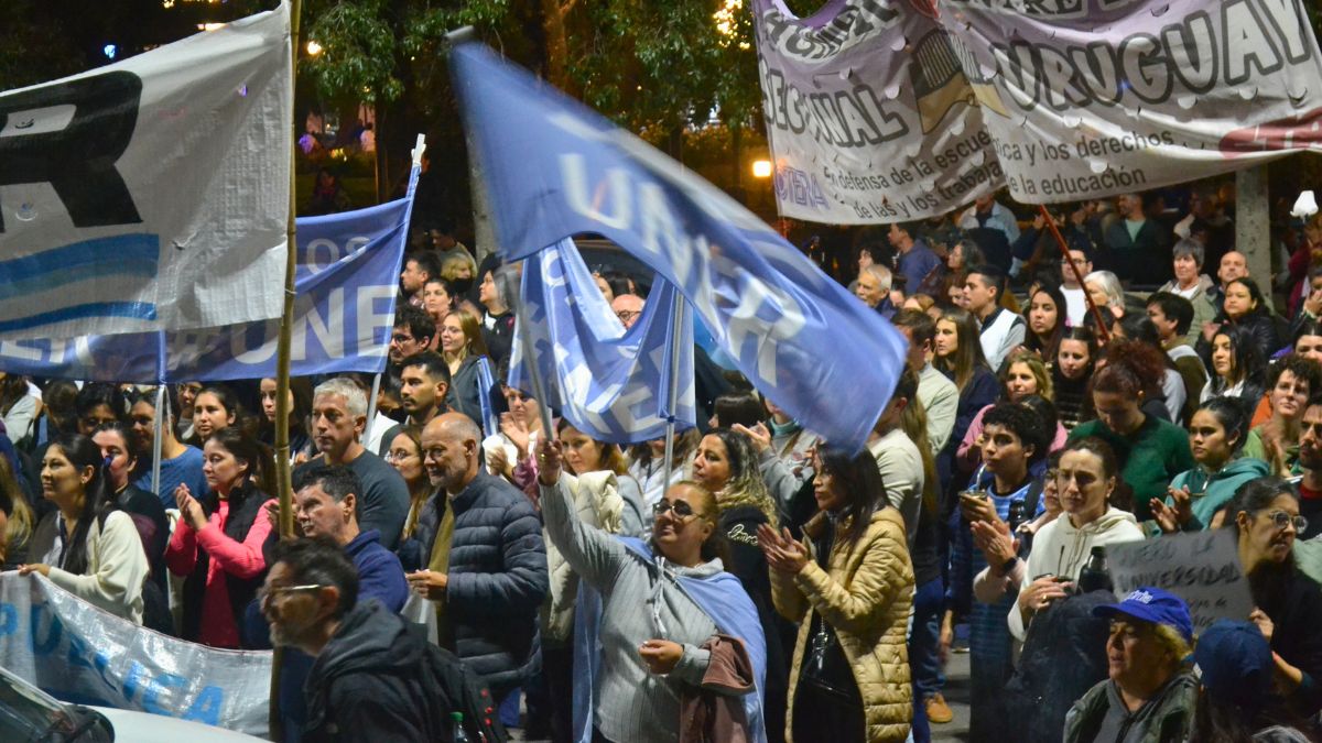 uneroficial's tweet photo. ✊UNER presente en la cuarta Marcha Federal Universitaria

Estudiantes, docentes, no docentes, graduados y autoridades de UNER formaron parte de la movilización en reclamo por el cumplimiento de la Ley de Financiamiento Universitario

Más información acá: https://t.co/XWhWCGyYJn https://t.co/ZatxUzN7kw