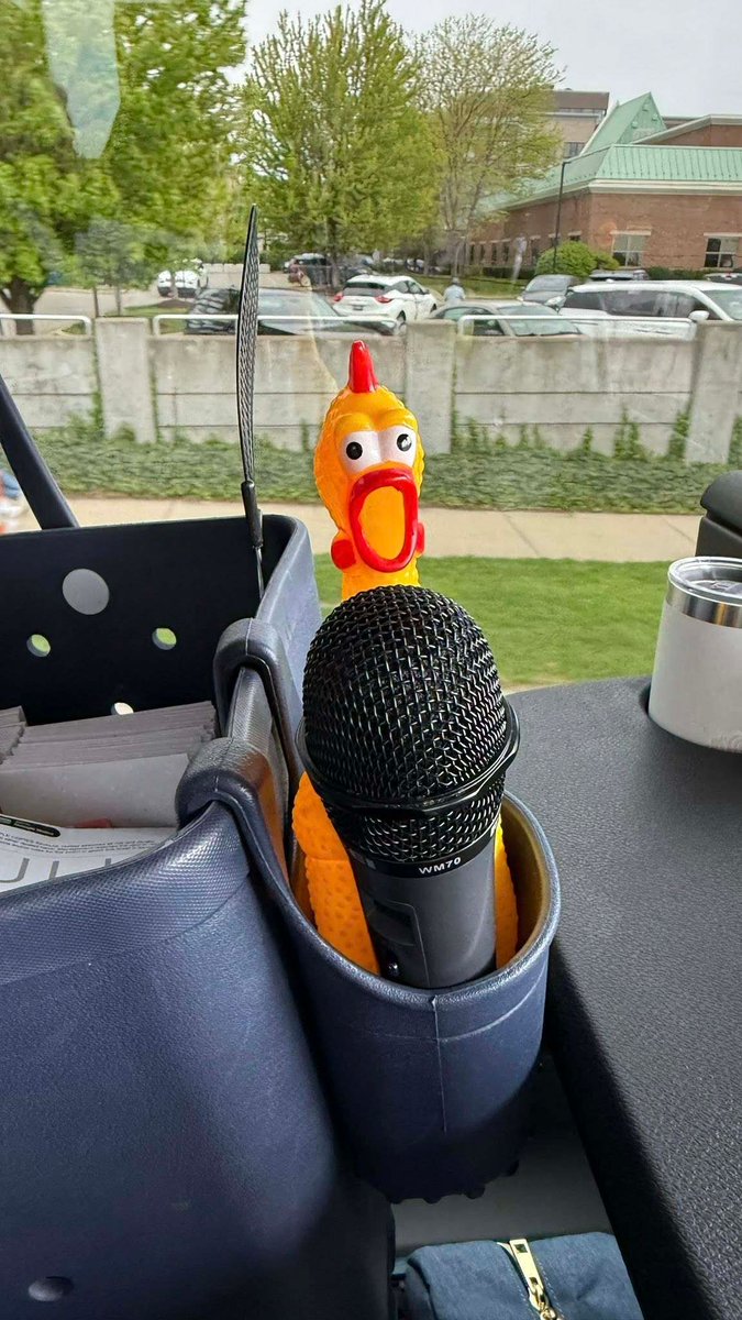 jeffersontours's tweet photo. Another great year at the Holland Tulip Festival!🌷🚍️ 
We saw the most beautiful flowers, enjoyed a cold but fun parade, learned about Dutch traditions and even made a new friend!🐔😂 

Thanks to these passengers for joining us! #TulipTimeFestival https://t.co/YK8TJvk5YX