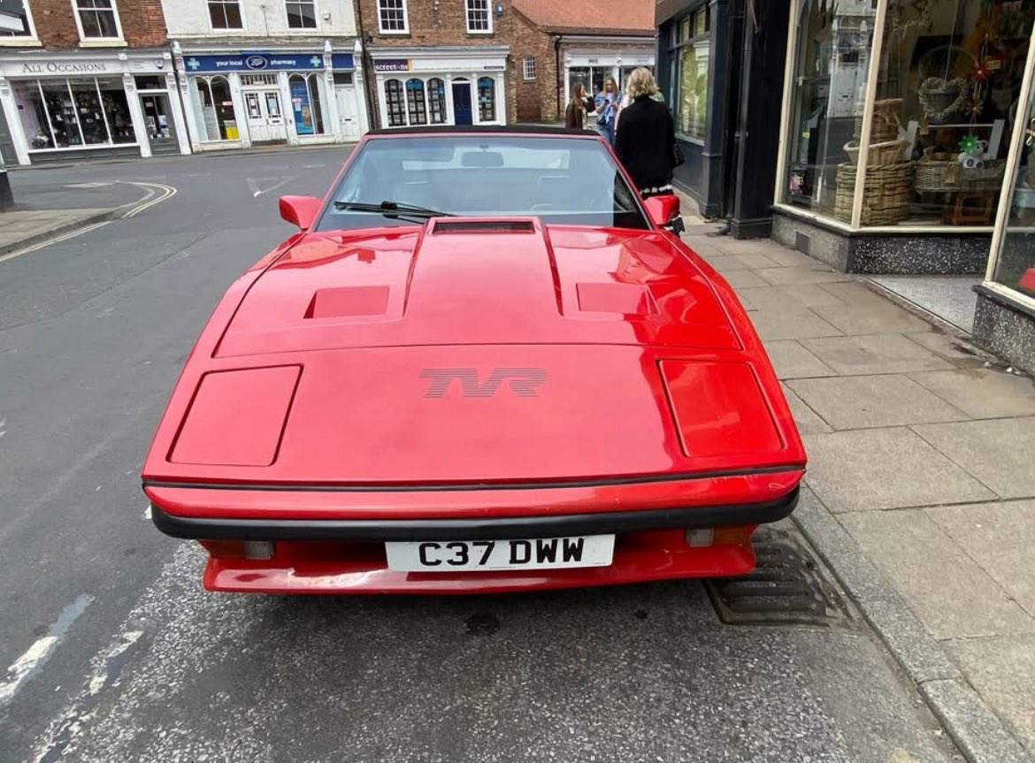 WRCPAST's tweet photo. 🇬🇧 1986 TVR 280i Convertible

1 of approximately 900 convertibles

Top speed 130 mph

0-60 8 seconds

2.8L Ford Cologne V6 (Bosch Fuel Injection)

160 bhp (Series I) 150 bhp (Series II)

1,100kg

The TVR 280i Convertible (also known as the Tasmin 280i) is a classic British sports car that defined TVR’s "Wedge" era of the 1980s. Designed by Oliver Winterbottom, it was a sharp departure from the rounded, "coke-bottle" curves of previous TVRs, embracing the sharp, angular aesthetic shared by contemporaries like the Lotus Esprit and DeLorean.  

Key Specifications & Performance

The 280i was built in Blackpool, England, and utilized a variety of components from mainstream manufacturers to ensure reliability and performance.

The convertible features a clever two-part roof. You can remove the center panel for a "Targa" feel or fold the entire rear section down for a full open-top experience.

TVR famously sourced parts from various manufacturers to keep costs down. The 280i uses suspension and steering from the Ford Cortina, brakes from the Ford Granada, and even door handles and interior switchgear from the Rover SD1 and Triumph TR7.  

It was the first production car to feature a bonded windscreen and an aerial integrated into the rear screen heater element.  

This car was spotted in Howden, East York UK. 

📷 Scott Kemp 👏🏻👏🏻

#tvr #cars #carporn #carspotter