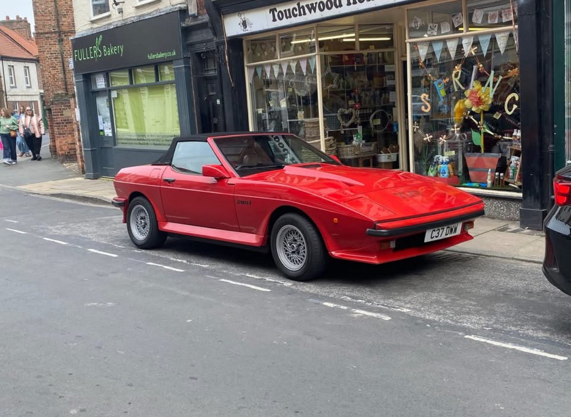 WRCPAST's tweet photo. 🇬🇧 1986 TVR 280i Convertible

1 of approximately 900 convertibles

Top speed 130 mph

0-60 8 seconds

2.8L Ford Cologne V6 (Bosch Fuel Injection)

160 bhp (Series I) 150 bhp (Series II)

1,100kg

The TVR 280i Convertible (also known as the Tasmin 280i) is a classic British sports car that defined TVR’s "Wedge" era of the 1980s. Designed by Oliver Winterbottom, it was a sharp departure from the rounded, "coke-bottle" curves of previous TVRs, embracing the sharp, angular aesthetic shared by contemporaries like the Lotus Esprit and DeLorean.  

Key Specifications & Performance

The 280i was built in Blackpool, England, and utilized a variety of components from mainstream manufacturers to ensure reliability and performance.

The convertible features a clever two-part roof. You can remove the center panel for a "Targa" feel or fold the entire rear section down for a full open-top experience.

TVR famously sourced parts from various manufacturers to keep costs down. The 280i uses suspension and steering from the Ford Cortina, brakes from the Ford Granada, and even door handles and interior switchgear from the Rover SD1 and Triumph TR7.  

It was the first production car to feature a bonded windscreen and an aerial integrated into the rear screen heater element.  

This car was spotted in Howden, East York UK. 

📷 Scott Kemp 👏🏻👏🏻

#tvr #cars #carporn #carspotter