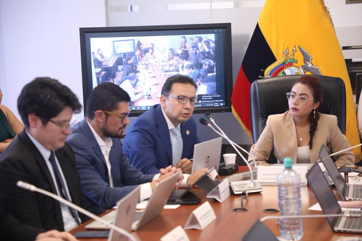 AsambleaEcuador's tweet photo. La Junta de Política y Regulación Financiera y Monetaria expresa su criterio sobre proyecto de #ReformaCOMYF. 

Hace comentarios sobre: 
👉🏻Operaciones de compraventa 
👉🏻Depósitos centralizados de valores
👉🏻Proceso de compensación y liquidación 
👉🏻Mercado de valores 
👉🏻Herramientas tecnológicas