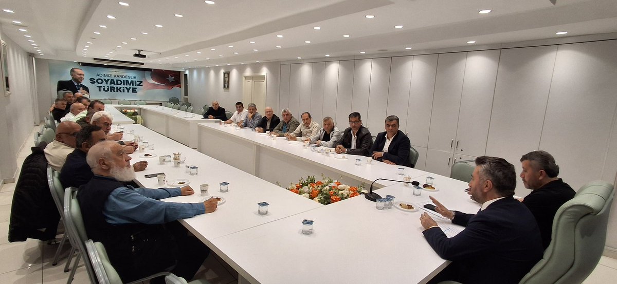 akkagithane's tweet photo. Vefa, tecrübe ve istişareyle yolumuza devam ediyoruz.

İlçe Başkanımız Erkan Yıldırım başkanlığında, önceki dönem mahallelerimizde mahalle başkanlığı yapmış kıymetli başkanlarımızla istişare toplantımızı gerçekleştirdik.

Tecrübeleri ve katkılarıyla teşkilatımıza güç katan tüm başkanlarımıza teşekkür ediyoruz.

@erkanyildirim76 
@abdullahozdemir 
@akpartiistanbul