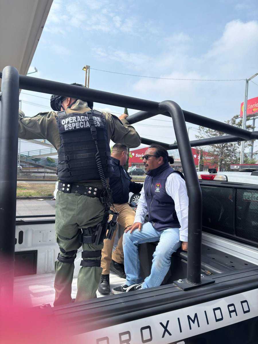 aperezzamorano's tweet photo. EXIGIMOS LIBERTAD DE DIRIGENTE ANTORCHISTA DE CHIMALHUACÁN, ANTONIO ZACARÍAS; DETENIDO ARBITRARIAMENTE POR LA POLICÍA MORENISTA. Cientos de antorchistas de Chimalhuacán realizan en estos momentos una protesta para denunciar represión de la policía del gobierno morenista de Chimalhuacán que detuvo injusta y arbitrariamente a Antonio Zacarías, dirigente antorchista en el municipio; esto, luego de que se realizaba una campaña de denuncia con volantes y colocación de vinilonas en los puentes de la localidad, en exigencia de que el gobierno de la morenista Xóchitl Flores, atienda peticiones elementales de servicios básicos para la población. ¡Antorcha exige a la alcaldesa morenista libere de inmediato a dirigente antorchista! ¡Alto a la represión contra Antorcha en Chimalhuacán y en el Estado de México!