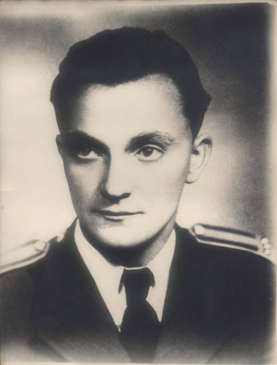 MocnyPetr62670's tweet photo. 13. května 1941 došlo v bytě ve třetím patře tehdejší nuselské ulice Pod Terebkou k ozbrojenému střetu mezi odbojovou trojicí Josef Mašín, Václav Morávek a František Peltán a příslušníky gestapa. 

Tajná policie je zastihla právě ve chvíli, kdy odesílali šifrovanou zprávu londýnské exilové vládě. Mašín se postavil přesile, aby umožnil Morávkovi a Peltánovi únik. Bohužel byl gestapem zajat.