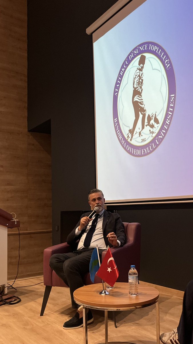 BanuAdt's tweet photo. Tarih boyunca iz bırakan medeniyetlerden biri olan Roma’yı daha yakından tanıma fırsatı bulduğumuz bu kıymetli etkinlikte bizlerle olan herkese teşekkür ederiz. Bizlerle bu konferansta ortak payda da bulundukları için Bandırma Türk Ocakları’na teşekkürlerimizi sunarız. 🙏🏼 https://t.co/GkXSn6K45e