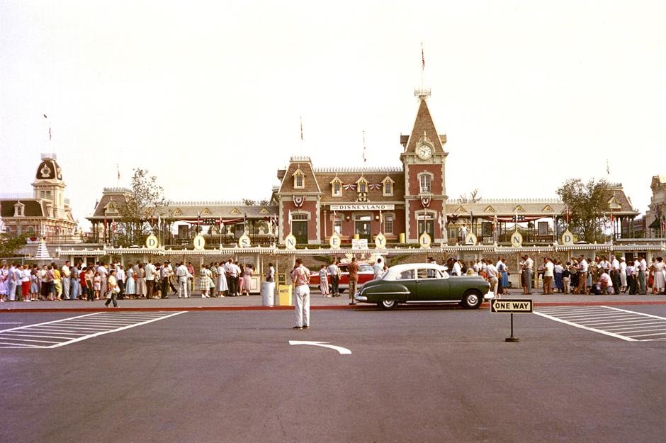 Halleylial's tweet photo. visitors queueing at Disneyland's main entrance on 17 July 1955.
#Disney #50s #Califronia #Anaheim https://t.co/lMOX6tl6E7