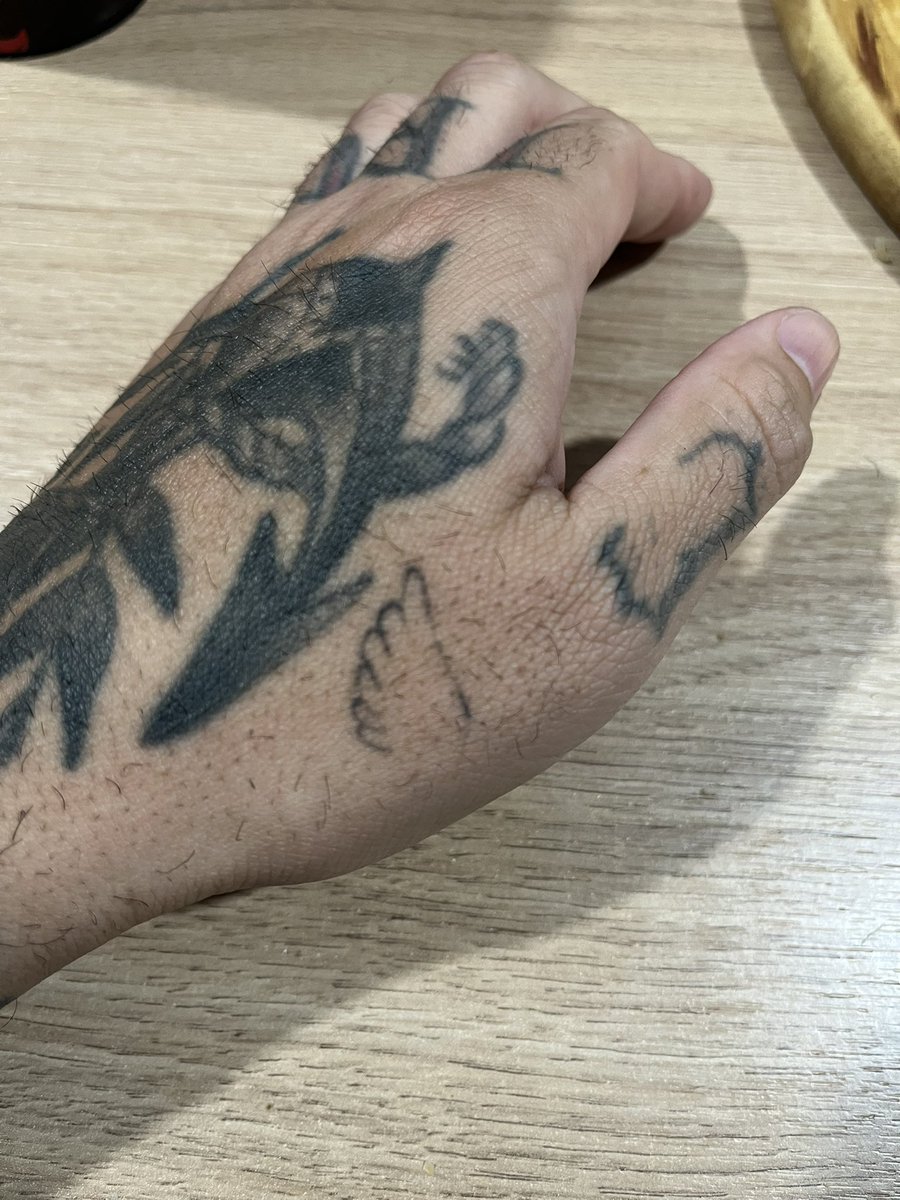rrodrissj's tweet photo. Entonces los que tenemos las alas tatuadas tenemos que pagarle al Ivan de Quilmes? 😂 https://t.co/a1NJfO2vDW