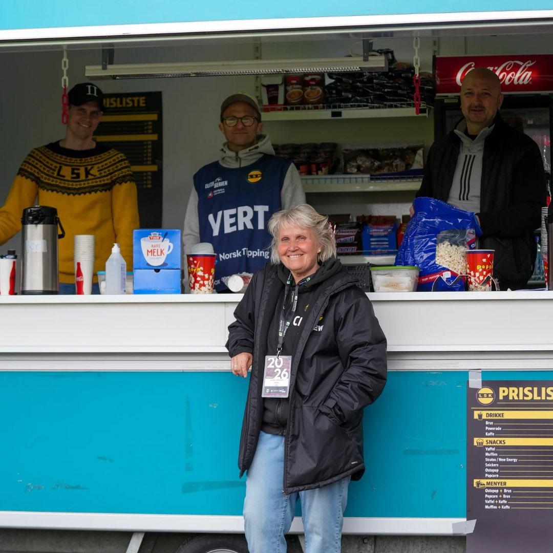 LillestromSK's tweet photo. Bak hver kampdag på Åråsen står mennesker som gir av tiden sin for klubben 💛🖤 

Våre frivillige er en uvurderlig del av Lillestrøm Sportsklubb. https://t.co/AT2Sb8syMM