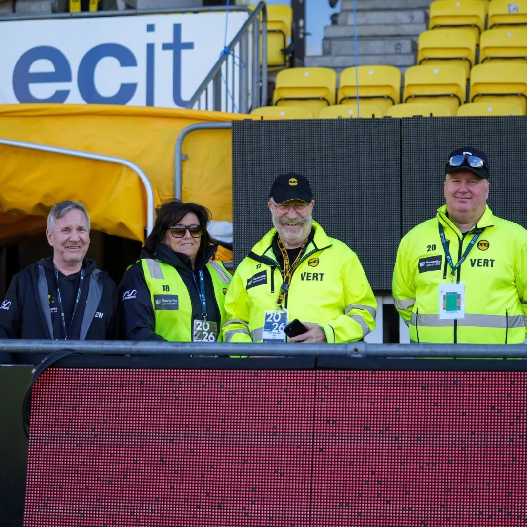 LillestromSK's tweet photo. Bak hver kampdag på Åråsen står mennesker som gir av tiden sin for klubben 💛🖤 

Våre frivillige er en uvurderlig del av Lillestrøm Sportsklubb. https://t.co/AT2Sb8syMM