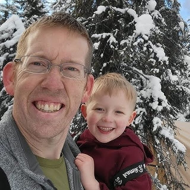 beehaber's tweet photo. Outdoor Boys’un oğlu Tom, Alaska’daki ilk yalnız kampını tamamladı:

🔹 Tom, kamp alanında kendi barınağını yaptı.

🔹 Ateşini tek başına yaktı.

🔹 İlk yalnız kampını Alaska’da geçirdi.

🔹 Babası, güvende olduğundan emin olmak için yakında kaldı.

🔹 Outdoor Boys’un emekli olmasından sonra Tom’un ilk kamp videosu buydu.