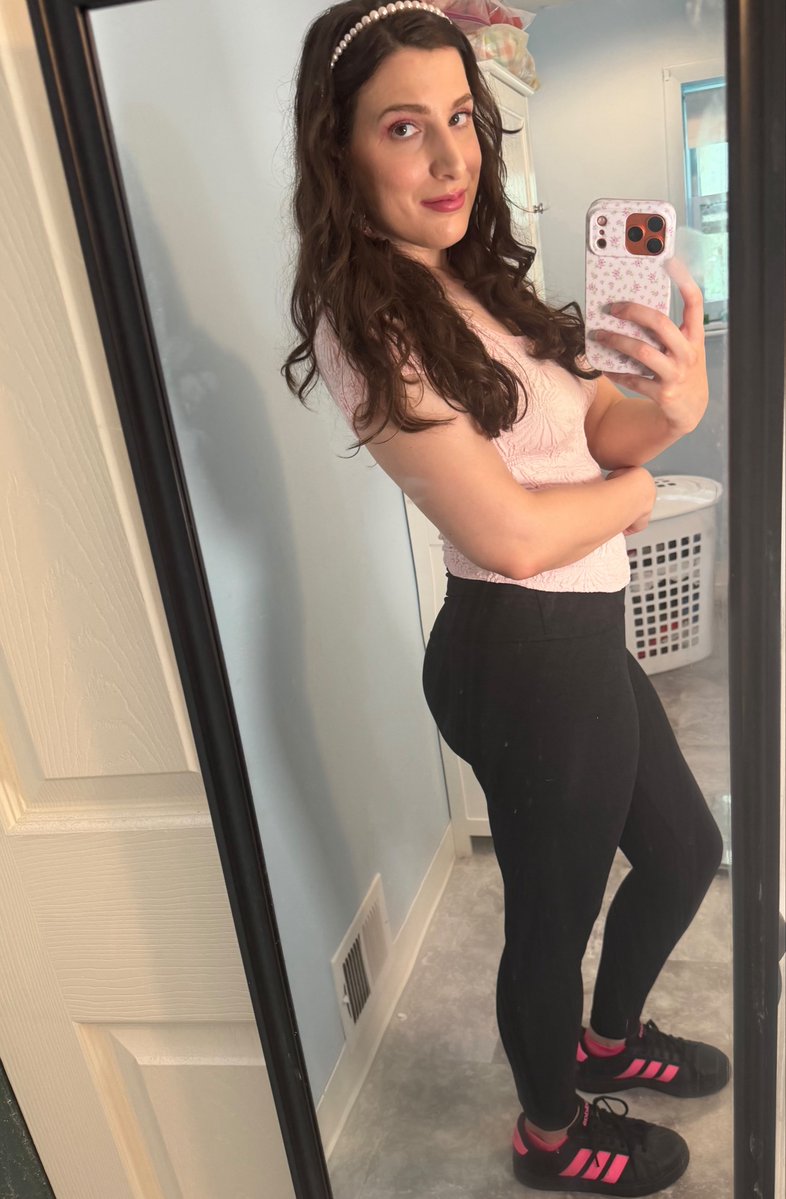 Laura 🌻 tweet media