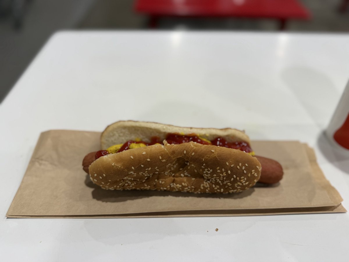 TheBenMeadows's tweet photo. Eating a Costco glizzy before 10:30 am. 🌭😆
Feels wrong man.
#SecondBreakfast https://t.co/q3rWluyutU