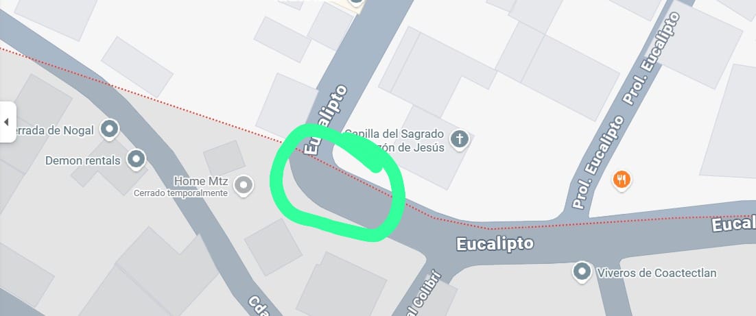 nancy_gomz's tweet photo. @UCS_GCDMX se reporta autobuses   ruta 70 invadiendo banqueta y estorbando el paso en Calle Eucalipto esq. Vereda del Colibrí col Viveros de Coatectlán Tlalpan 14479.
Es riesgo para peatón y conductores porque están justo en la vuelta Perturba la circ. vehicular.
Placas 0700169 https://t.co/luIqCM35C3