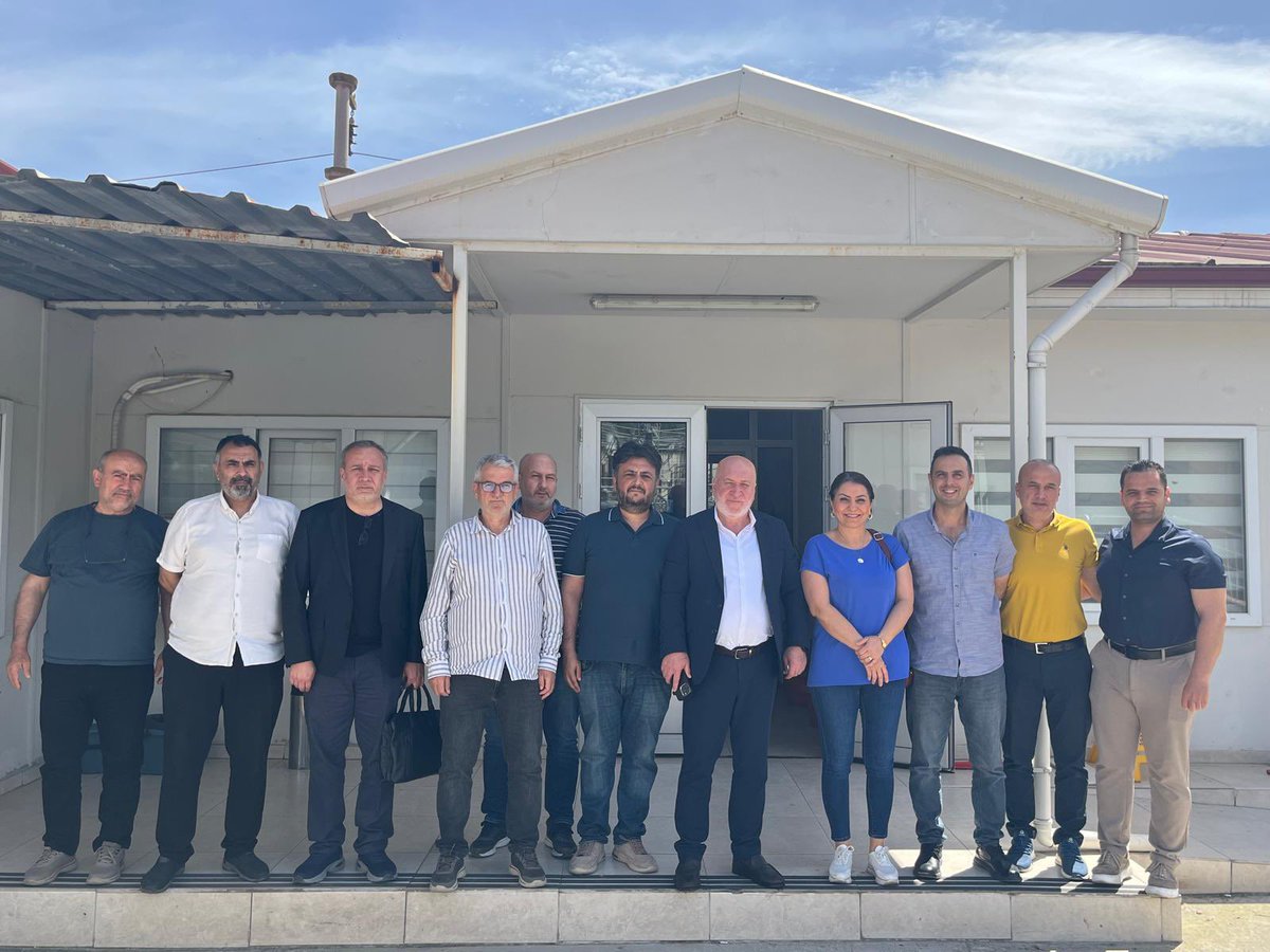 HBTONBUL's tweet photo. Aydın’da gerçekleştirdiğimiz ziyaret programı kapsamında; KOSGEB İl Müdürü Berkay Çetin Oral, TEİAŞ İletim Şebekeleri İşletme ve Bakım Müdürü Tuncay Sever ile Sanayi ve Teknoloji İl Müdürü Fatih Ulutaş’ı, Genel Başkan Yardımcımız Gürkan Kaya ve Menderes Şube Başkanımız Aygül Çetin ile birlikte ziyaret ettik.  

Gerçekleştirdiğimiz temaslarda kurumlarımızın çalışmaları, çalışanlarımızın beklentileri ve çalışma hayatına ilişkin güncel başlıklar üzerine değerlendirmelerde bulunduk. Program kapsamında kurum çalışanlarımızla da bir araya gelerek sahadaki görüş ve taleplerini dinleme fırsatı bulduk.  

Nazik ev sahiplikleri ve samimi sohbetleri için teşekkür ediyorum.