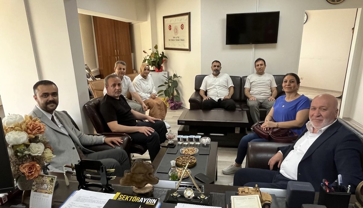 HBTONBUL's tweet photo. Aydın’da gerçekleştirdiğimiz ziyaret programı kapsamında; KOSGEB İl Müdürü Berkay Çetin Oral, TEİAŞ İletim Şebekeleri İşletme ve Bakım Müdürü Tuncay Sever ile Sanayi ve Teknoloji İl Müdürü Fatih Ulutaş’ı, Genel Başkan Yardımcımız Gürkan Kaya ve Menderes Şube Başkanımız Aygül Çetin ile birlikte ziyaret ettik.  

Gerçekleştirdiğimiz temaslarda kurumlarımızın çalışmaları, çalışanlarımızın beklentileri ve çalışma hayatına ilişkin güncel başlıklar üzerine değerlendirmelerde bulunduk. Program kapsamında kurum çalışanlarımızla da bir araya gelerek sahadaki görüş ve taleplerini dinleme fırsatı bulduk.  

Nazik ev sahiplikleri ve samimi sohbetleri için teşekkür ediyorum.