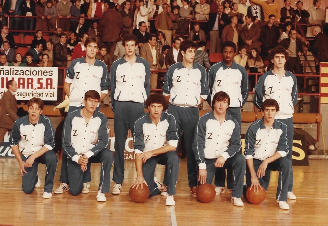 Sergbar's tweet photo. 🏀 Temporada 82/83.  Segunda temporada de vida de @cbzaragoza 😀
Con los @pptrom10 , Bosch, Salvo, Martínez, Fernando Arcega, Stewart, Querejeta, Simón, Sánchez,...

#ZaragozaEsBaloncesto ❤️🏀
📸 Miki Forniés https://t.co/Px97Kvs81g