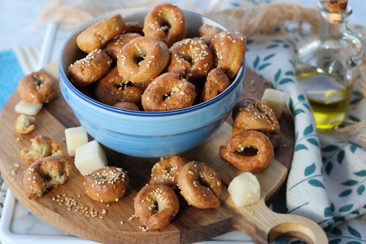 pasticcinina's tweet photo. 🇮🇹 Tarallini al sesamo perfetti per l'aperitivo 🥨 #RICETTA qui->> https://t.co/RQebIoJxlk https://t.co/xLYRKslWyd