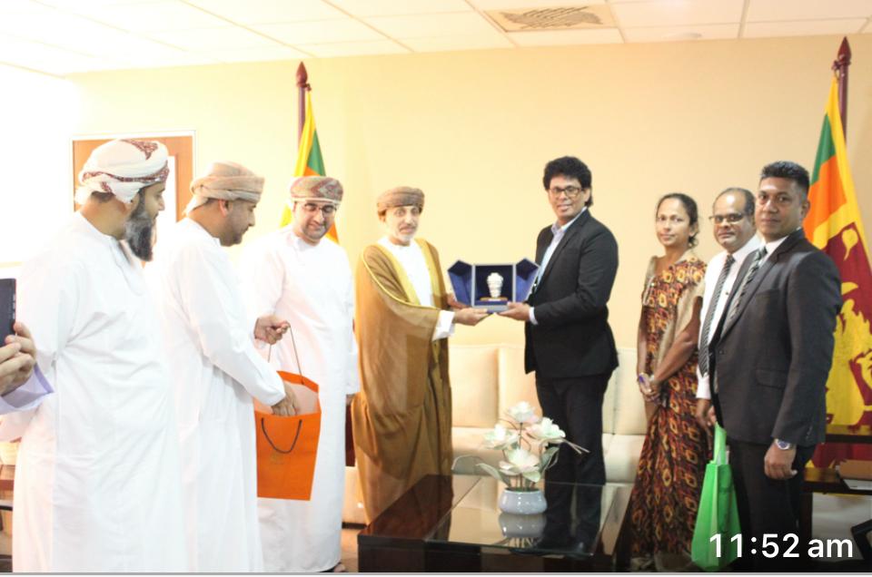 OmanEmbassyCMB's tweet photo. إجتمع سعادة السفير رئيس البعثة بمعية الوفد الزائر من الشركة العمانية لإستثمارات الغذاء بمعالي واسانتا سيراماسنجه وزير التجارة والأمن الغذائي وتنمية التعاون ناقشوا سبل تعزيز  الأمن الغذائي في البلدين
@FMofOman https://t.co/rHnYekV4qL